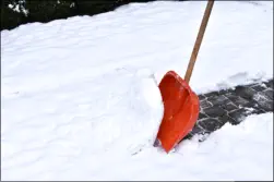 Schnee und schneeschieber