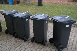 Schwarze Mülltonne auf Gehweg